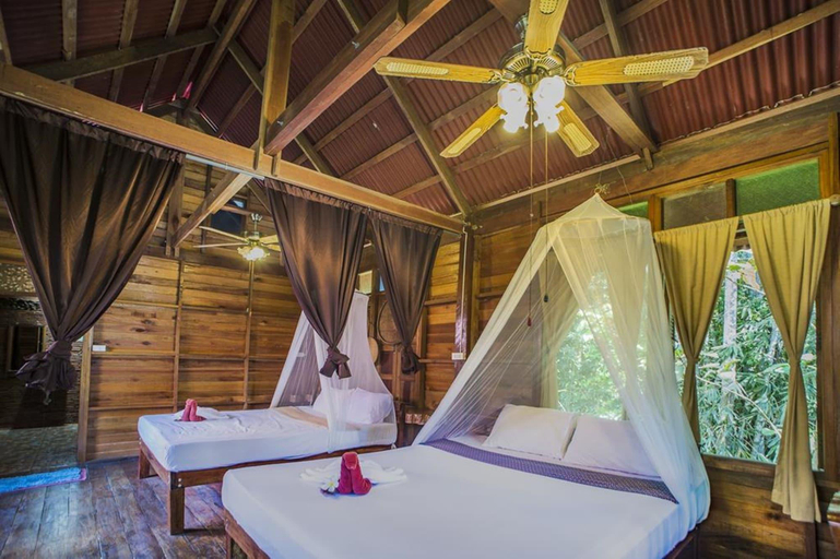 Bedroom 2, Art's Riverview Lodge, Phanom