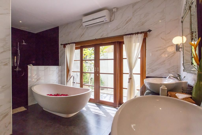 Bathroom 23
