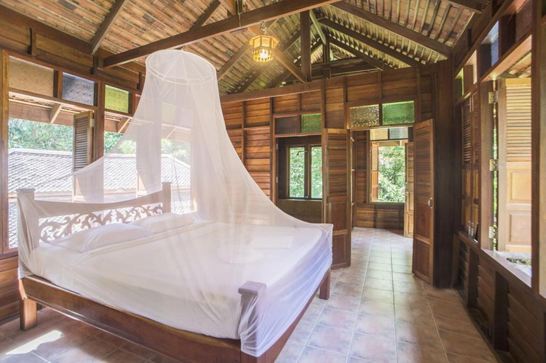 Bedroom 2, Art's Riverview Lodge, Phanom