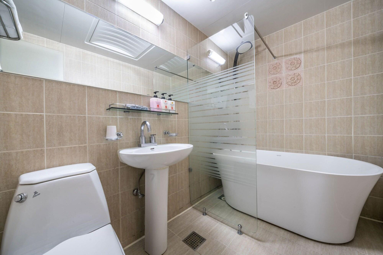 Bathroom 5, Q Hotel, Paju