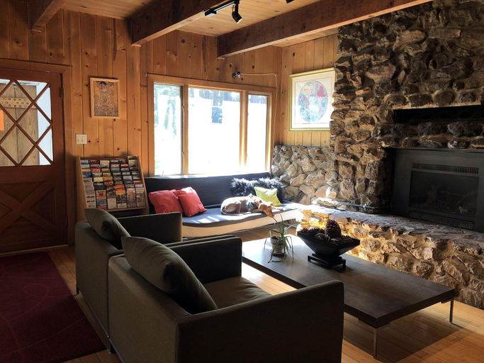Public Area, The Mammoth Inn, Mono