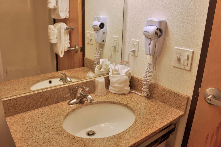Bathroom 4, Riversage Billings Inn, Yellowstone