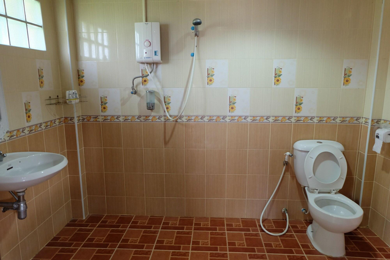 Bathroom 4, Big Tree Resort, Mueang Kamphaeng Phet