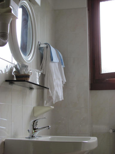 Bathroom 3, La Genzianella, Novara