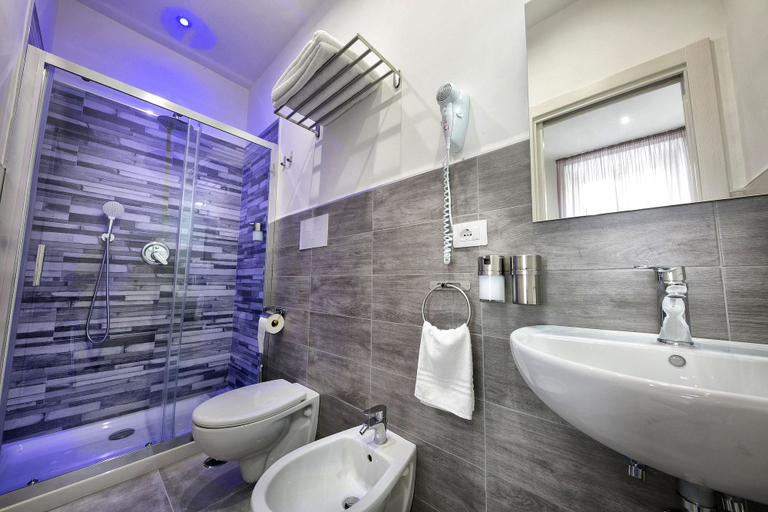 Bathroom 5, President Suites, Napoli