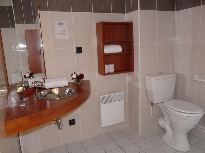 Bathroom 4, Brit Hotel Blois - Le Préma, Loir-et-Cher