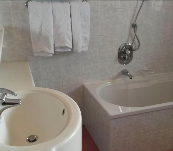 Bathroom 3, Hotel Oswald, Trento