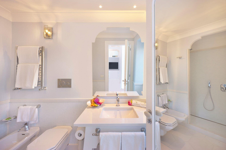 Bathroom 5, Villa Silvana Relais, Napoli