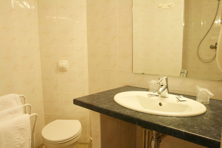 Bathroom 4, Hôtel Christian, Hautes-Pyrénées