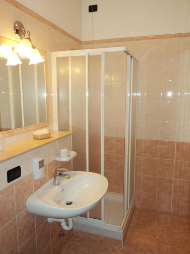 Bathroom 4, Hotel Terme Belsoggiorno, Padua