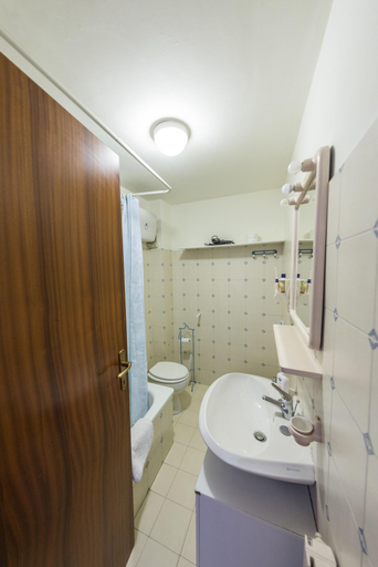 Bathroom 3, B&B Hotel California, Latina