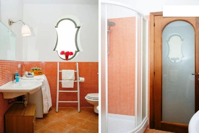 Bathroom 4, Gli olivi, Rome