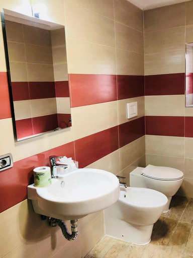 Bathroom 5, Palazzo Ferrara, Napoli