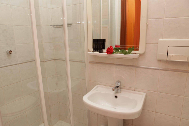 Bathroom 5, Hotel Pisa, Rome