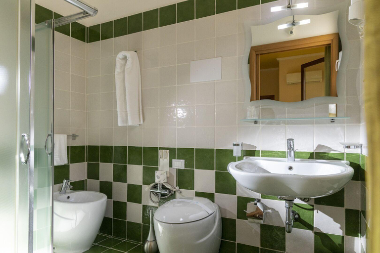 Bathroom 4, Hotel Riva Del Sole, Trapani
