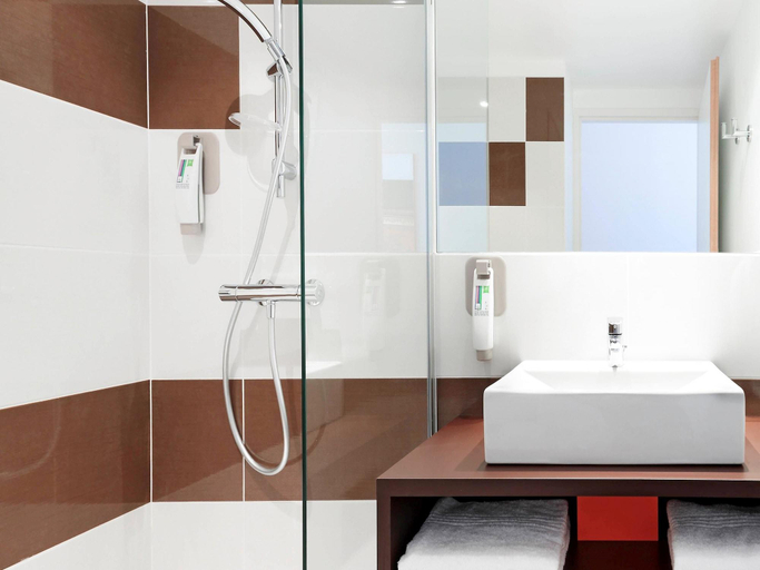 Bathroom 5, ibis Styles Montpellier Centre Comedie, Hérault