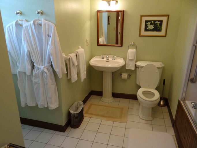 Bathroom 4, Engadine Inn & Cabins, Buncombe
