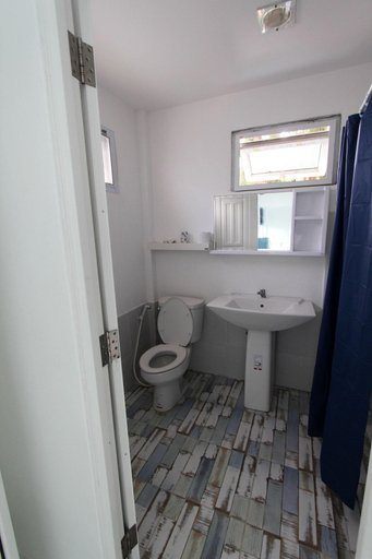 Bathroom, Issara Beach Resort, Sichon