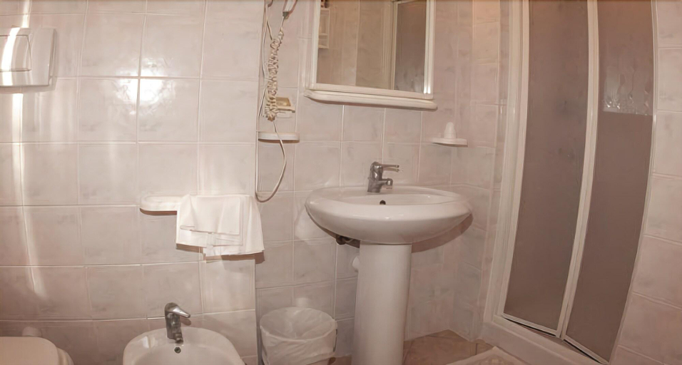 Bathroom 3, Hotel la Conchiglia, Livorno