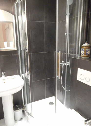 Bathroom 4, Hotel de l'Avre, Paris