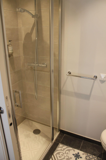 Bathroom 4, Hôtel La Fontaine Caen Centre, Calvados