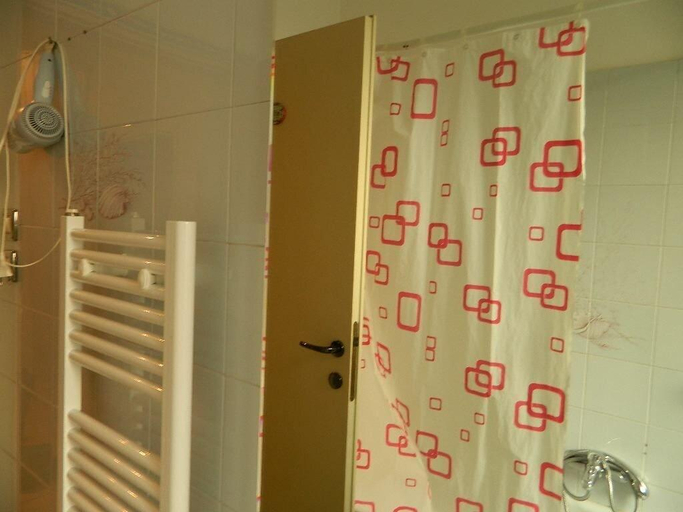 Bathroom 5, Bed & Roses, Pescara