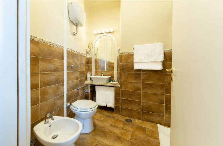 Bathroom 5, Affittacamere "B&B Il Ventre di Napoli", Napoli