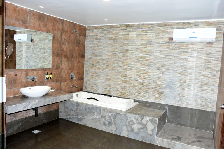 Bathroom 4, Mango Hotels Haridwar, Dehradun