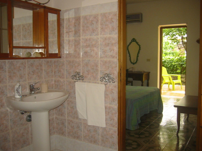 Bathroom, La Via Del Mare, Syracuse
