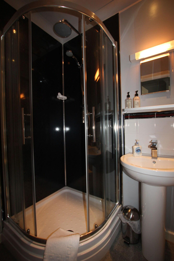 Bathroom 4, Cuffern Manor, Pembrokeshire