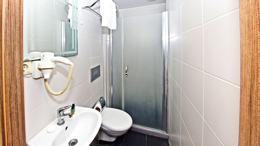Bathroom 4, THE QUEEN HOTEL, Fatih