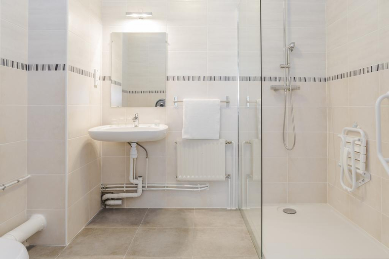 Bathroom 4, Kyriad Direct Grenoble, Isère