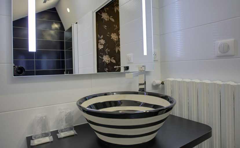 Bathroom 4, Hotel du Mail, Maine-et-Loire