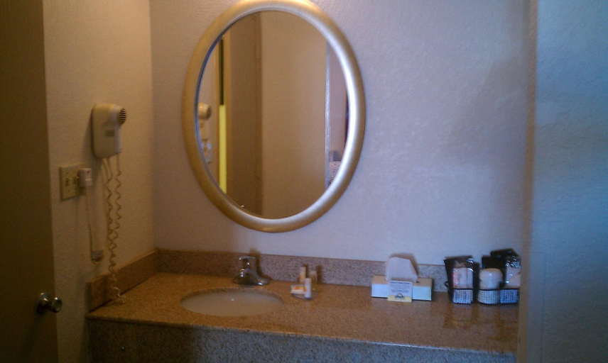 Bathroom 4, Bestway Inn, Warren