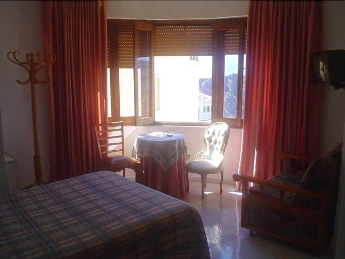 Bedroom 2, Hotel Paris, Granada