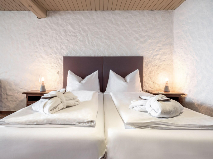 Bedroom 3, Swiss-Chalet Merlischachen - Romantik Schloss-Hotel am See, Küssnacht