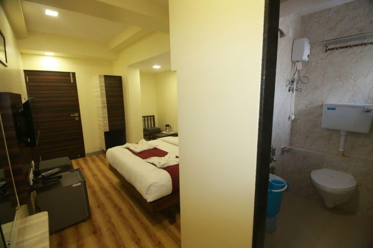 Bathroom 5, Hotel Alfa International, Mumbai Suburban