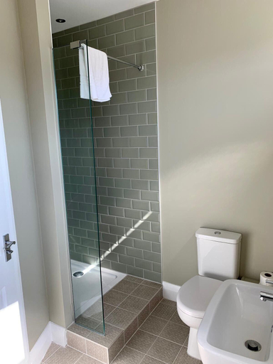 Bathroom 3, The Kings Arms, Swindon