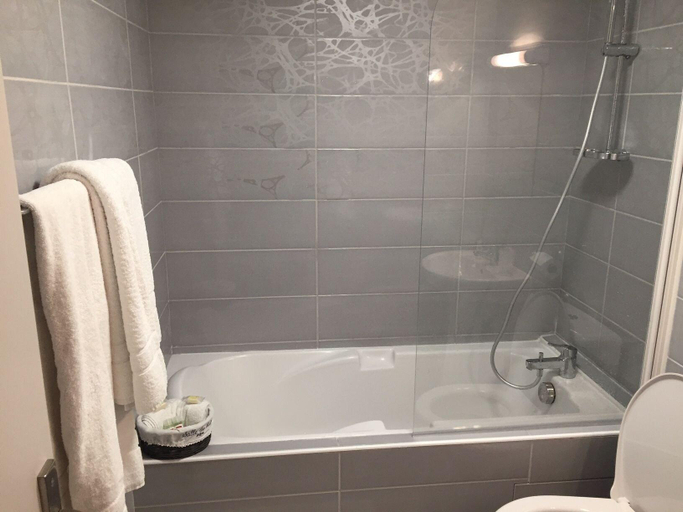Bathroom 5, Armor Hôtel, Oise