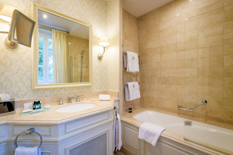 Bathroom 4, Domaine Les Crayeres, Marne