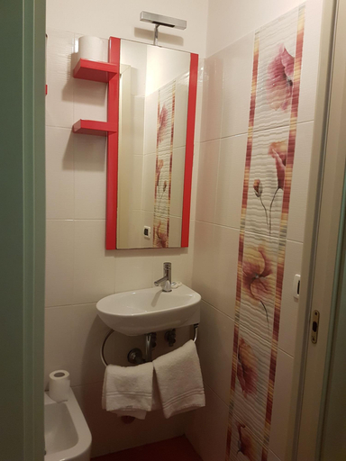 Bathroom 5, Hotel Villa Grazia, Lucca