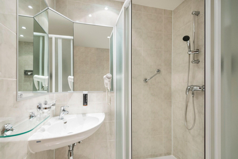 Bathroom 5, Hotel Troja, Praha 8