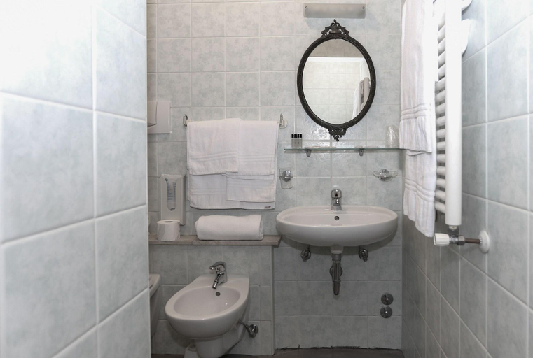 Bathroom 4, Hotel Serafino, Padua