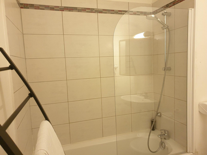 Bathroom 5, Hotel Le Royalty, Maine-et-Loire