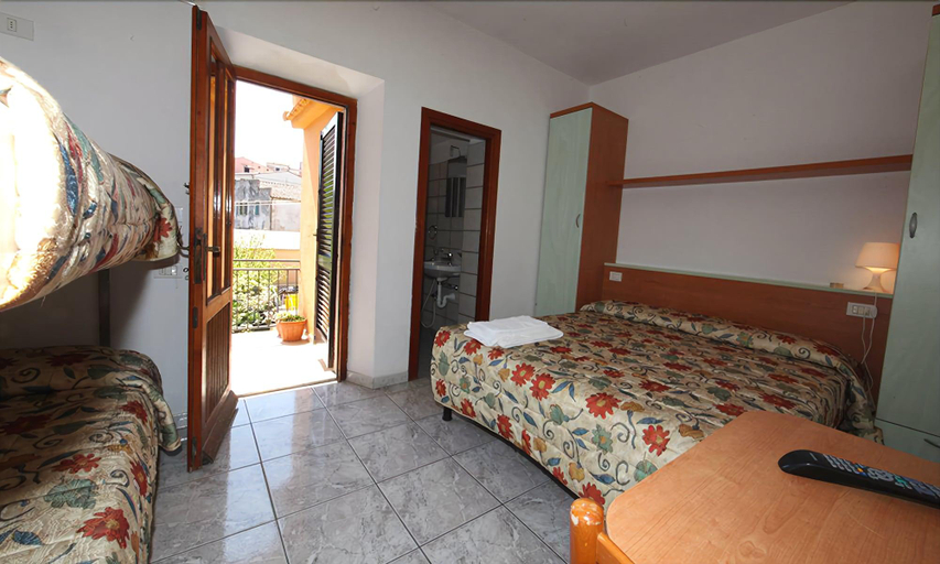 Bedroom 3, Hotel La Rosa, Livorno