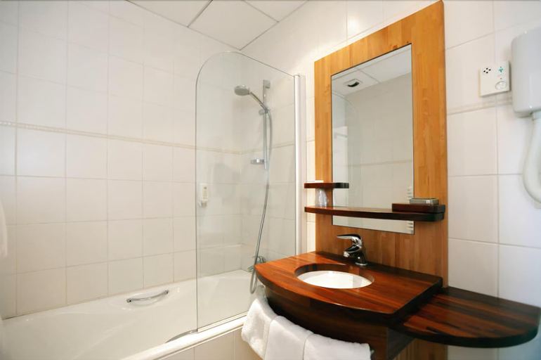 Bathroom 4, Hotel Alba, Ille-et-Vilaine