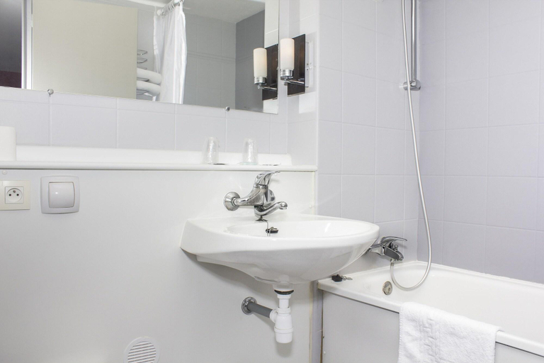 Bathroom 4, Hôtel Inn Design Restaurant Bourges, Cher