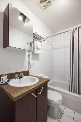 Bathroom 4, Hotel Abri Du Voyageur, Montréal