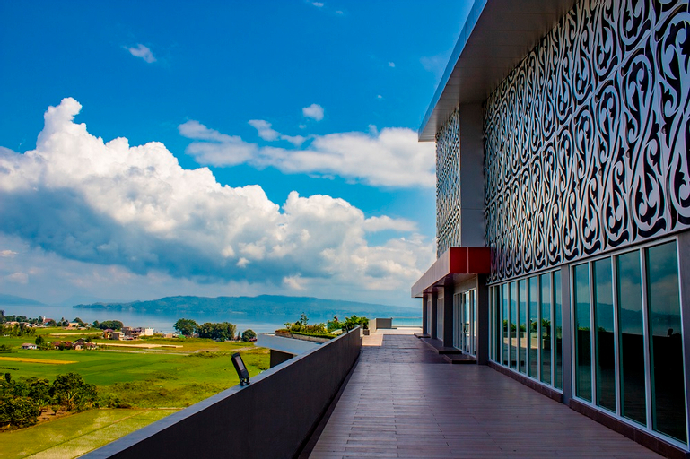 Exterior & Views 15