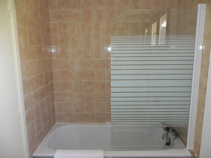 Bathroom 5, Hôtel les Pins, Gironde